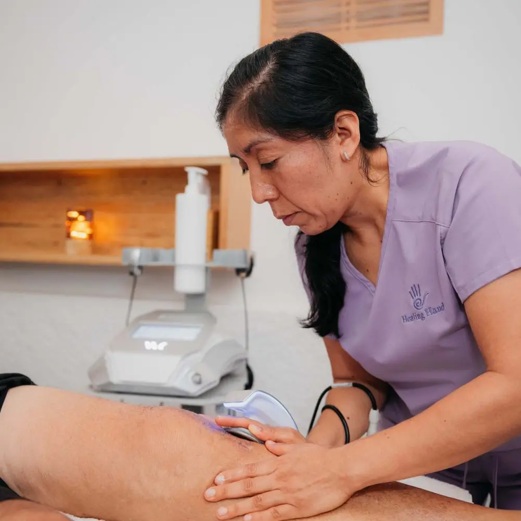 Terapia manual combinada con Tecarterapia para síndrome de banda iliotibial en clínica de fisioterapia.