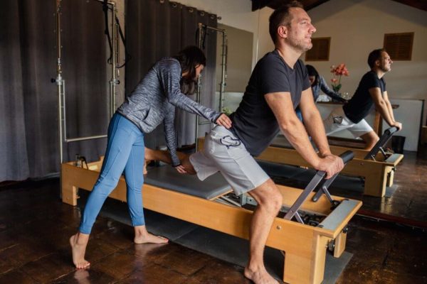 Especialista guiando sesión de pilates terapéutico en Healing Hands, Antigua Guatemala
