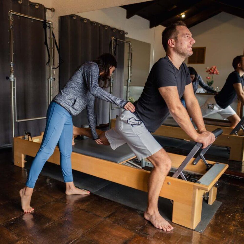 Especialista guiando sesión de pilates terapéutico en Healing Hands, Antigua Guatemala