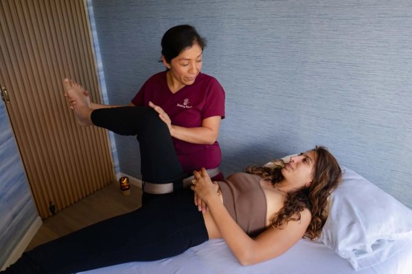 Physiotherapist evaluating lateral knee pain in a runner at Healing Hands, Antigua Guatemala