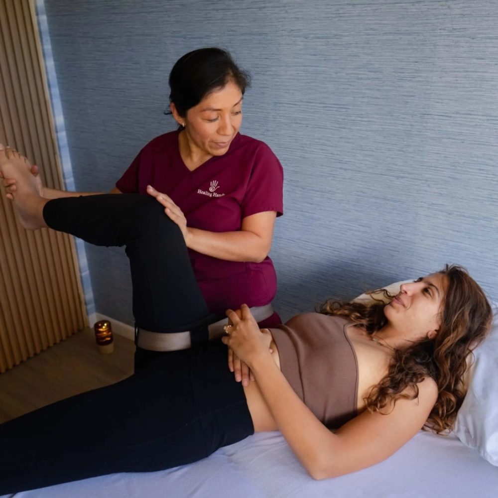 Physiotherapist evaluating lateral knee pain in a runner at Healing Hands, Antigua Guatemala